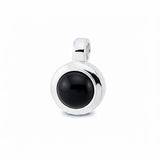 Runder Anhänger aus 925 Sterling Silber mit tiefschwarzem Onyx-Cabochon im eleganten, minimalistischen Design.