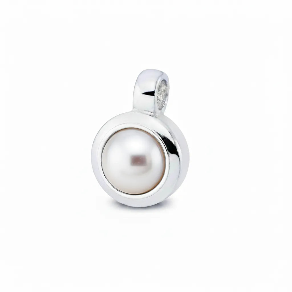 Silberanhänger mit runder, weißer Perle im schlichten Design.
