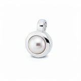 Silberanhänger mit runder, weißer Perle im schlichten Design.