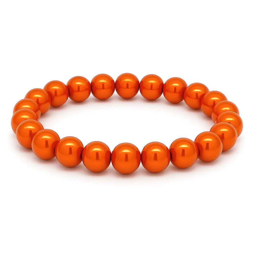 Orangenes Perlenarmband aus glänzenden, runden Perlen auf elastischem Band, kreisförmig angeordnet vor weißem Hintergrund.