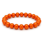 Orangenes Perlenarmband aus glänzenden, runden Perlen auf elastischem Band, kreisförmig angeordnet vor weißem Hintergrund.