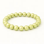 3D Wonderperlen Armbands mit glänzenden, pastellgrünen Perlen auf elastischem Band, gleichmäßig rund angeordnet.