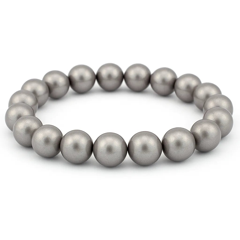 Elastisches Armband aus runden, glänzenden silbergrauen Perlen auf weißem Hintergrund.