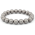 Elastisches Armband aus runden, glänzenden silbergrauen Perlen auf weißem Hintergrund.