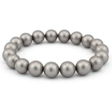 Elastisches Armband aus runden, glänzenden silbergrauen Perlen auf weißem Hintergrund.