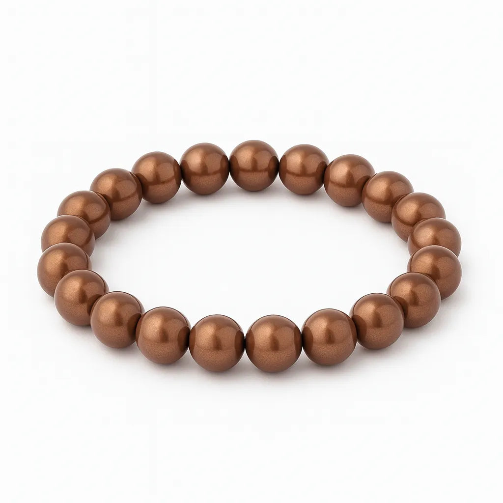 Braunes Perlenarmband aus glänzenden, gleichmäßig runden Perlen, aufgezogen auf elastischem Band vor reinweißem Hintergrund.