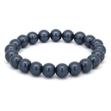 Elastisches Armband aus runden, glänzenden dunkelgrauen Perlen auf weißem Hintergrund.