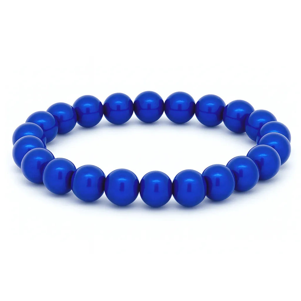 Elastisches Armband aus glänzenden, intensiv blauen Perlen in kreisförmiger Anordnung auf weißem Hintergrund.