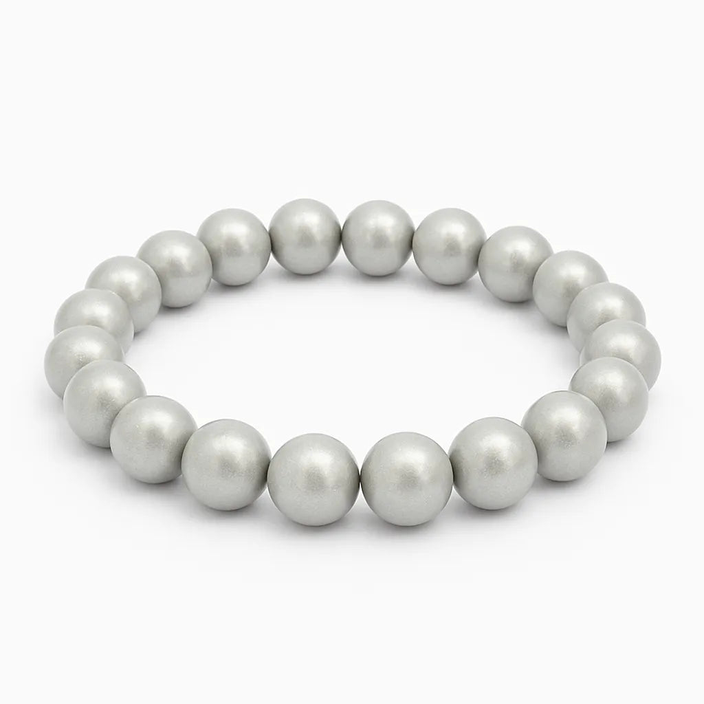 Silbergraues Perlenarmband in runder Form, bestehend aus gleichmäßig glänzenden Perlen auf elastischem Band, freigestellt auf weißem Hintergrund.
