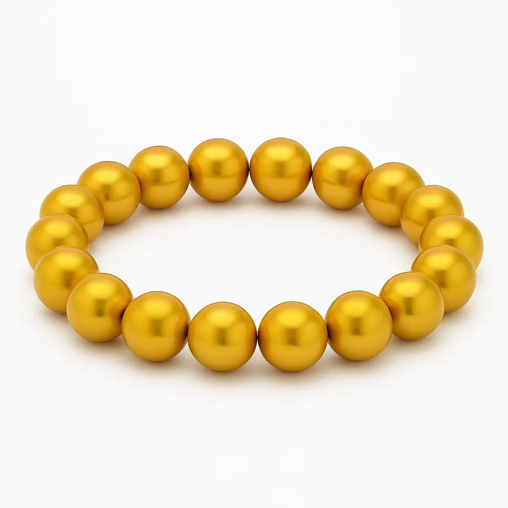 Goldfarbenes Perlenarmband aus glänzenden, runden Perlen auf elastischem Band, kreisförmig angeordnet vor weißem Hintergrund.