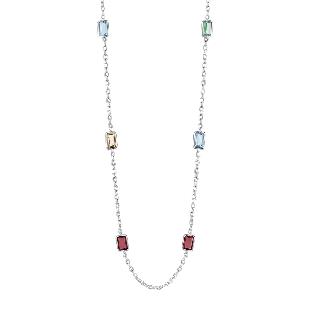 Silberne Halskette mit rechteckigen, facettierten Edelsteinen in verschiedenen Farben – Blau, Grün, Gelb und Rot – gleichmäßig entlang der feinen Gliederkette angeordnet.