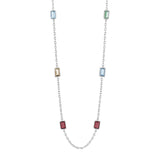Silberne Halskette mit rechteckigen, facettierten Edelsteinen in verschiedenen Farben – Blau, Grün, Gelb und Rot – gleichmäßig entlang der feinen Gliederkette angeordnet.