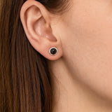 Nahaufnahme eines Ohrs mit einem eleganten Ohrstecker aus 925er Sterlingsilber, besetzt mit einem runden, facettierten Rauchquarz in warmem Braunton. Der Stein reflektiert das Licht dezent und verleiht dem Schmuckstück eine edle, natürliche Ausstrahlung.