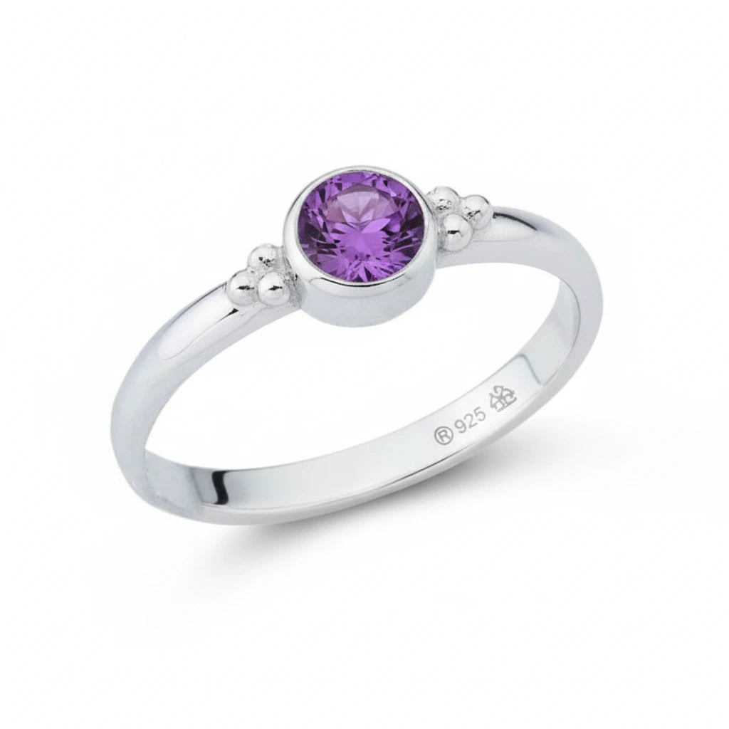 Eleganter Damenring aus 925er Sterlingsilber mit rundem violettem Amethyst Edelstein in Zargenfassung.