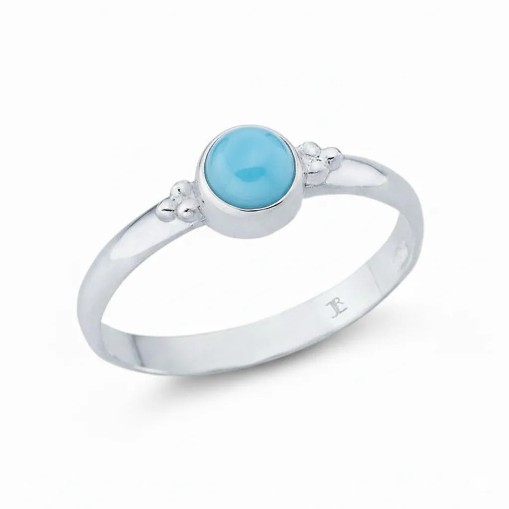 Eleganter Damenring aus 925er Sterlingsilber mit rundem blauen Calcedon Edelstein in Zargenfassung.