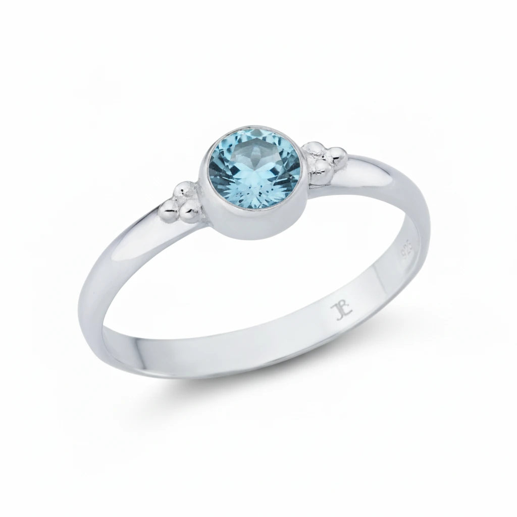Eleganter Damenring aus 925er Sterlingsilber mit rundem Blautopas Edelstein in Zargenfassung.