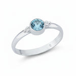 Eleganter Damenring aus 925er Sterlingsilber mit rundem Blautopas Edelstein in Zargenfassung.