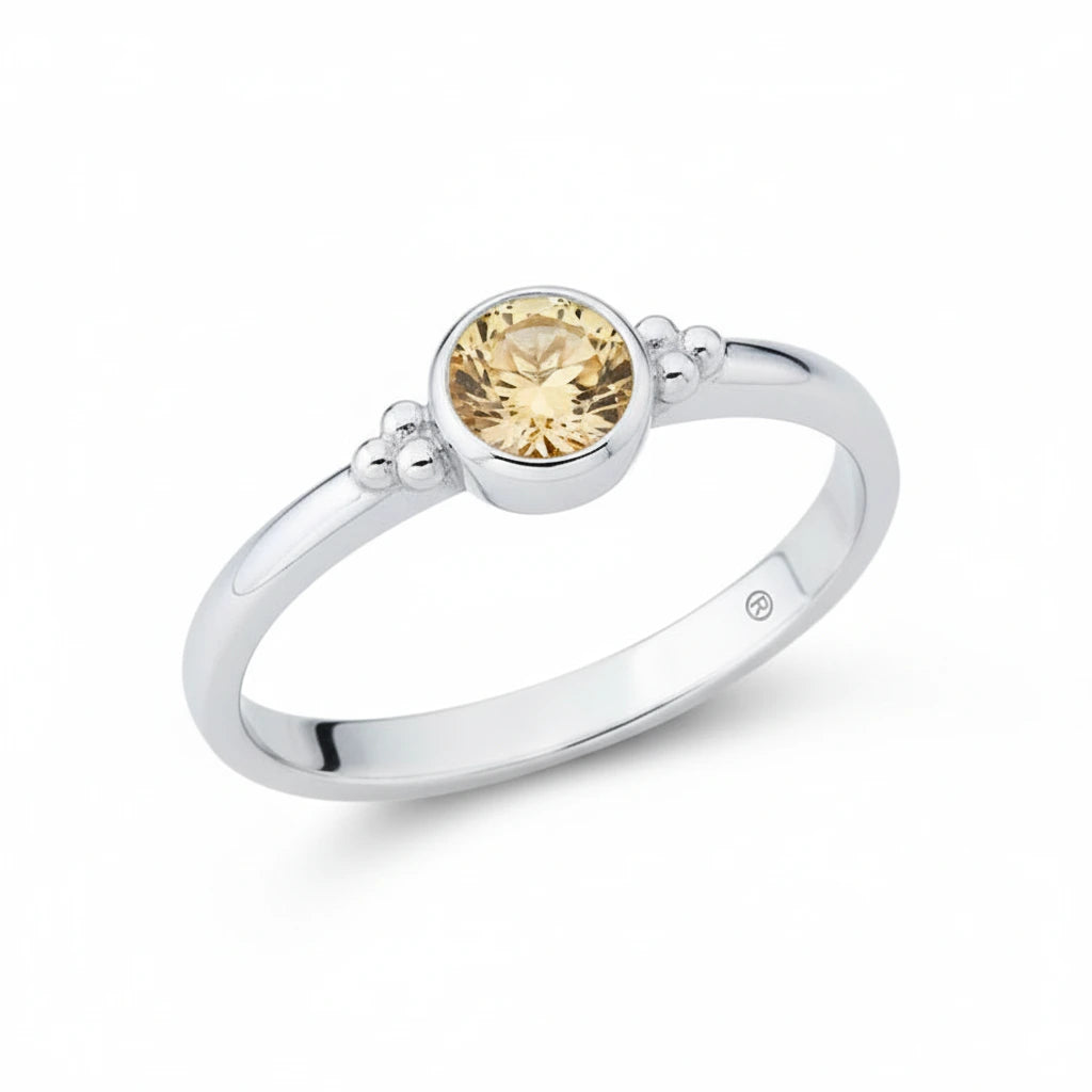 Eleganter Damenring aus 925er Sterlingsilber mit rundem gelb orangenem Citrin Edelstein in Zargenfassung.
