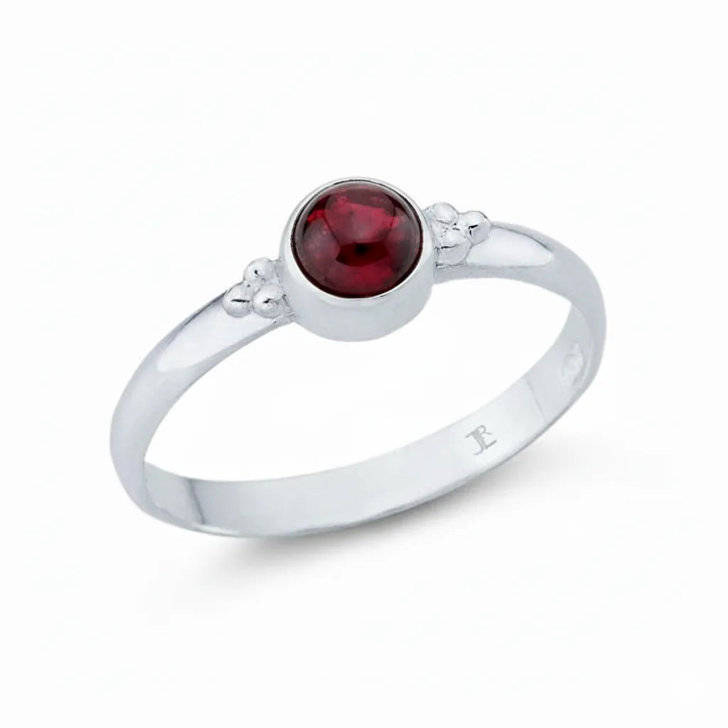 Eleganter Damenring aus 925er Sterlingsilber mit rundem Granat Edelstein in Zargenfassung.