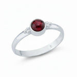 Eleganter Damenring aus 925er Sterlingsilber mit rundem Granat Edelstein in Zargenfassung.