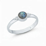 Eleganter Damenring aus 925er Sterlingsilber mit rundem Labradorith Edelstein in Zargenfassung.