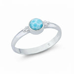 Eleganter Damenring aus 925er Sterlingsilber mit rundem Larimar Edelstein in Zargenfassung.