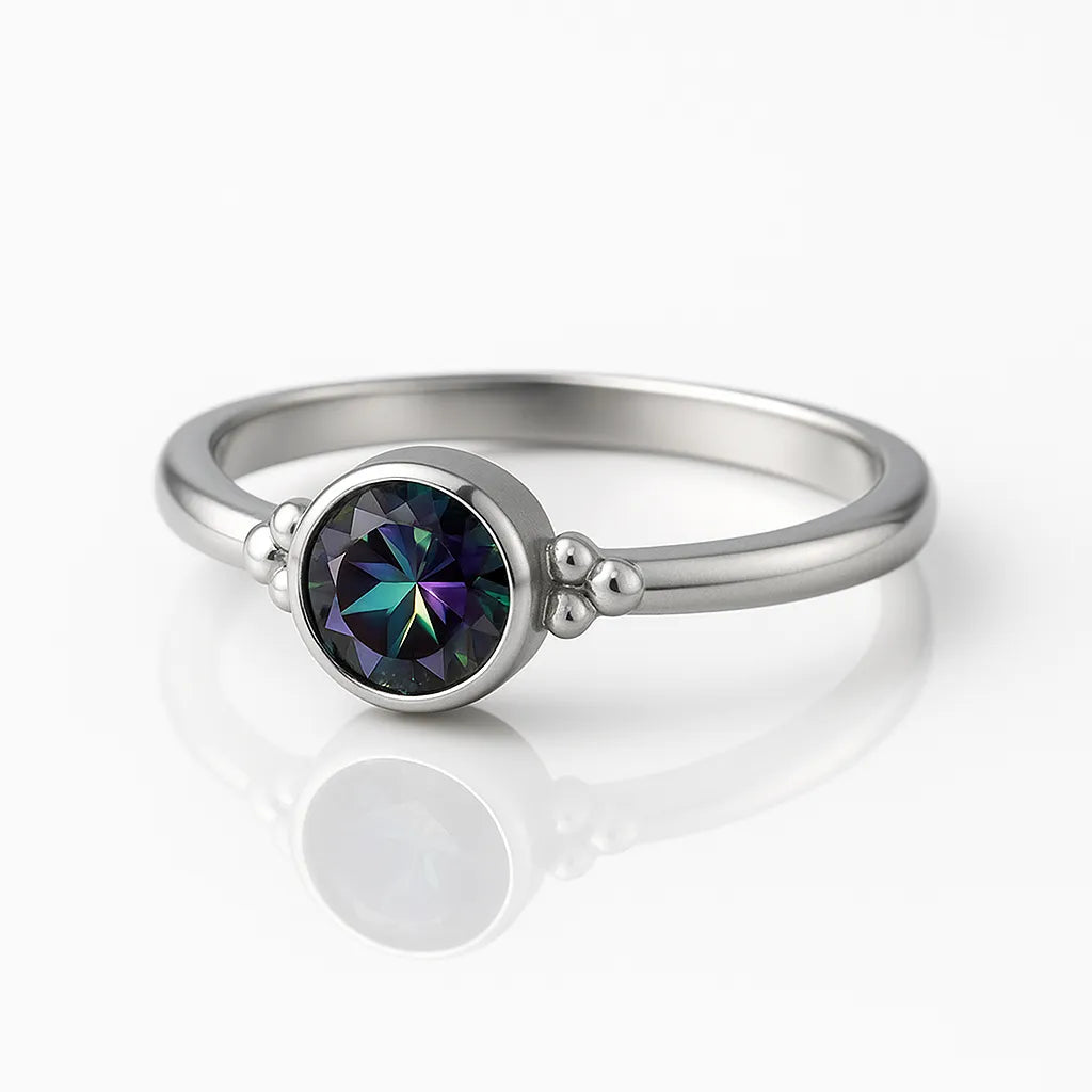 "Eleganter Damenring aus Silber mit rundem facettiertem Mystic Topas in Zargenfassung und zarten Kugeldetails – moderner Silberring mit schillerndem Edelstein in Grün-Lila Tönen"
