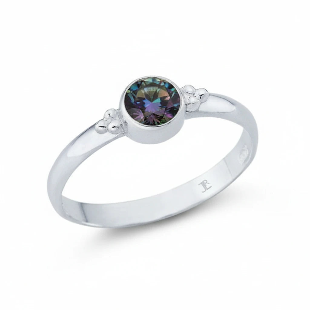Eleganter Damenring aus 925er Sterlingsilber mit rundem Mystic Topas Edelstein in Zargenfassung.