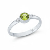 Eleganter Damenring aus 925er Sterlingsilber mit rundem grünem Peridot Edelstein in Zargenfassung.