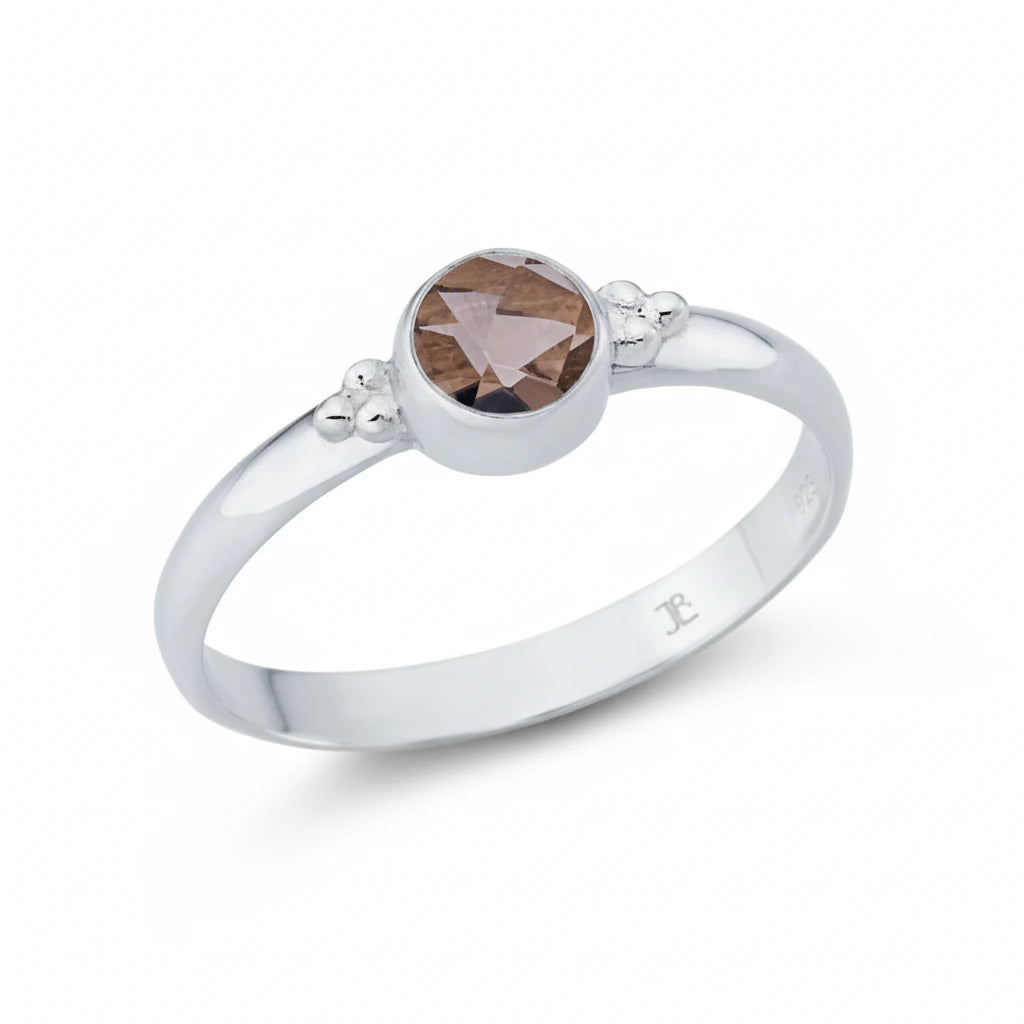 Eleganter Damenring aus 925er Sterlingsilber mit rundem Rauchquarz Edelstein in Zargenfassung.