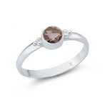 Eleganter Damenring aus 925er Sterlingsilber mit rundem Rauchquarz Edelstein in Zargenfassung.