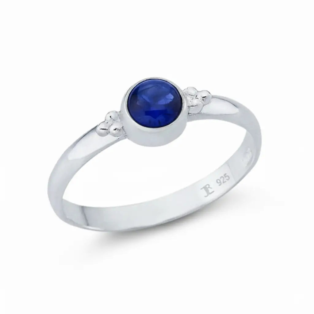 Eleganter Damenring aus 925er Sterlingsilber mit rundem blauem Saphire Edelstein in Zargenfassung.