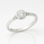 "Feiner Damenring aus Silber mit rundem, funkelndem Zirkonia in Zargenfassung und zarten Kugeldetails – eleganter Verlobungsring bzw. Silberring für Damen"
