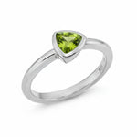 Damenring aus 925er Sterlingsilber mit Peridot in Triangleform