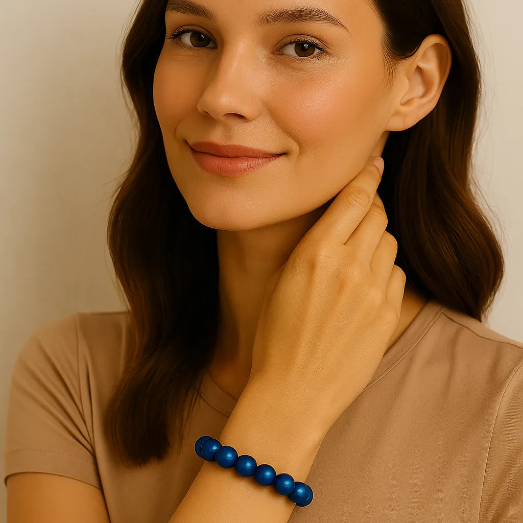 Junge Frau trägt ein elastisches 3D Wonderperlen Armband in intensivem Nachtblau am Handgelenk