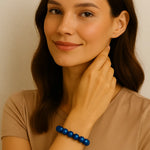 Junge Frau trägt ein elastisches 3D Wonderperlen Armband in intensivem Nachtblau am Handgelenk