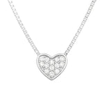 Damen Halskette aus 925 Sterling Silber mit kleinem herzförmigem Anhänger, komplett mit funkelnden Zirkonia besetzt, auf weißem Hintergrund freigestellt.