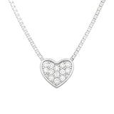 Damen Halskette aus 925 Sterling Silber mit kleinem herzförmigem Anhänger, komplett mit funkelnden Zirkonia besetzt, auf weißem Hintergrund freigestellt.