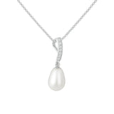 Feine Damen-Halskette aus 925 Sterling Silber mit funkelndem, mit Zirkonia besetztem Anhänger und weißer Tropfen-Süßwasserperle als eleganter Schmuck für jeden Anlass.
