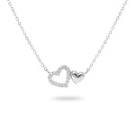 Feine Damen Halskette aus 925 Sterling Silber mit zwei verbundenen Herzen, eines mit Zirkonia besetzt, auf weißem Hintergrund freigestellt.