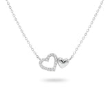 Feine Damen Halskette aus 925 Sterling Silber mit zwei verbundenen Herzen, eines mit Zirkonia besetzt, auf weißem Hintergrund freigestellt.