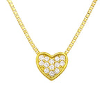 Vergoldete Damen Halskette aus 925 Sterling Silber mit kleinem herzförmigem Anhänger, besetzt mit klaren Zirkonia, auf weißem Hintergrund freigestellt.