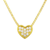 Vergoldete Damen Halskette aus 925 Sterling Silber mit kleinem herzförmigem Anhänger, besetzt mit klaren Zirkonia, auf weißem Hintergrund freigestellt.