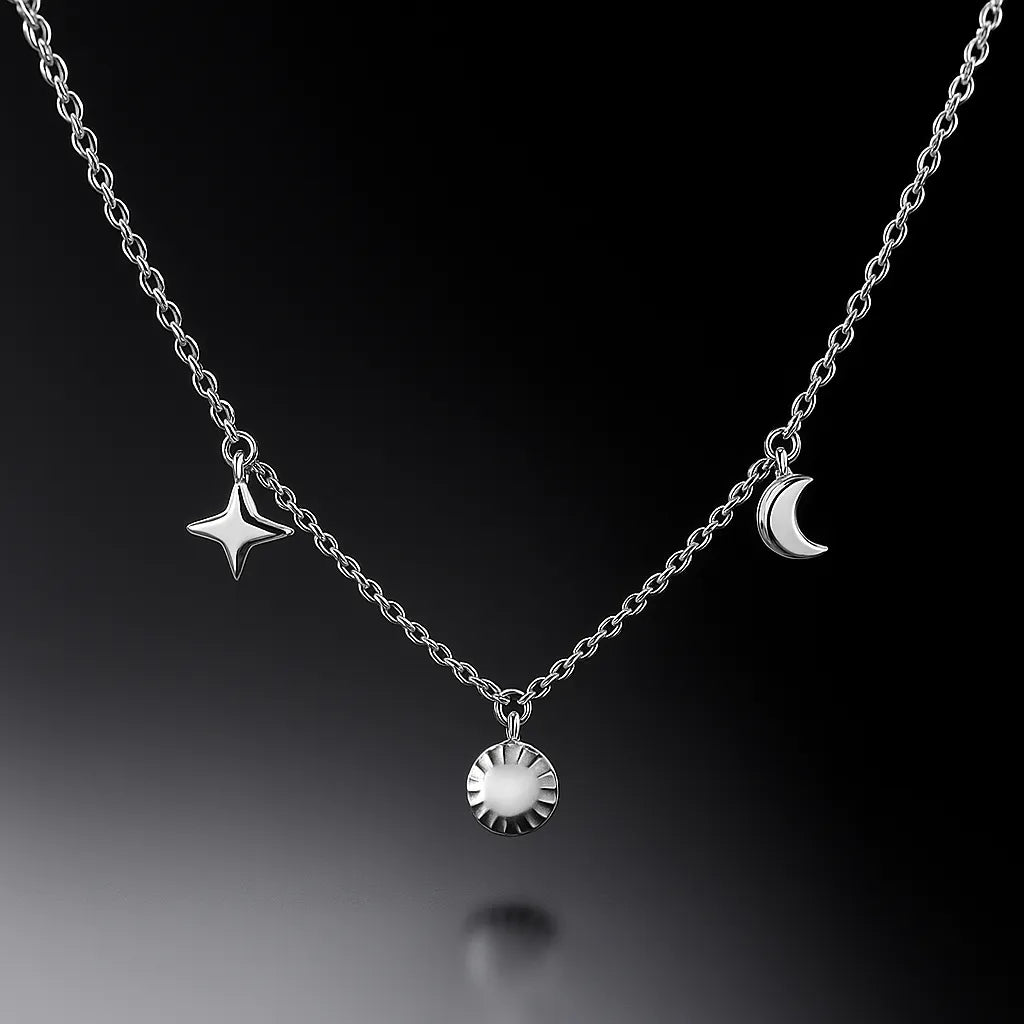"Feine Damen-Halskette aus Silber mit polierten Anhängern Stern, Sonne und Halbmond – eleganter Symbolschmuck auf schwarzem Hintergrund"
