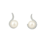 Elegante Silber Ohrstecker mit Zirkonia und runder Süßwasserperle in geschwungener Fassung auf weißem Hintergrund