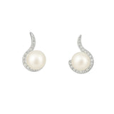 Elegante Silber Ohrstecker mit Zirkonia und runder Süßwasserperle in geschwungener Fassung auf weißem Hintergrund
